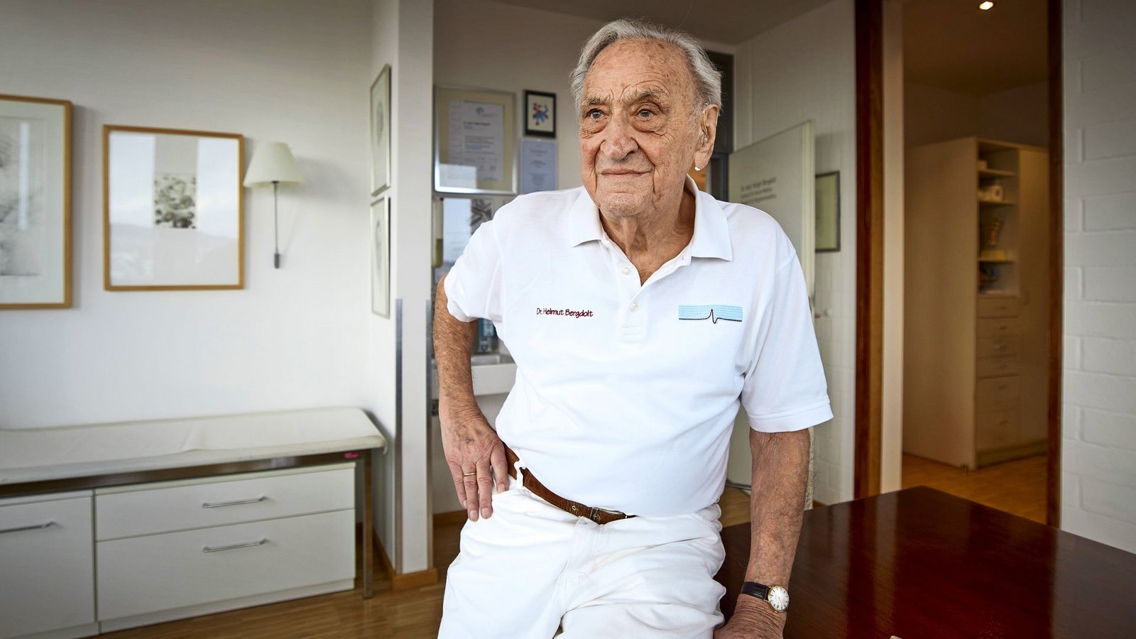 Helmut  Bergdolt praktiziert  noch drei Tage in der Woche, macht Sprechstunden und HausbesucheFoto: /Gottfried Stoppel