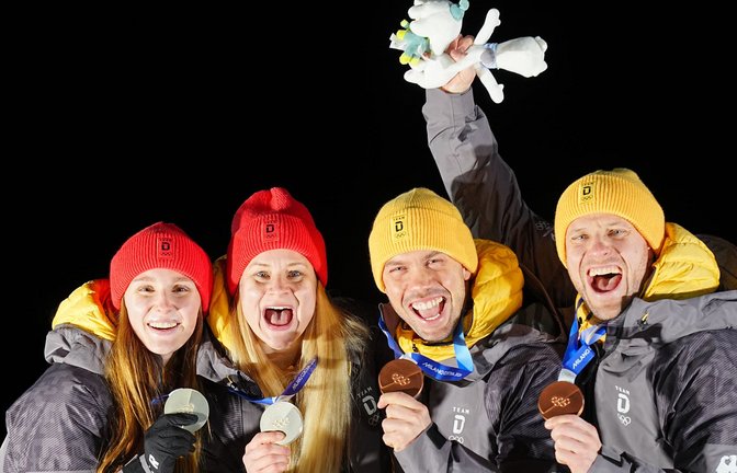 Magdalena Matschina, Dajana Eitberger, Tobias Wendl und Tobias Arlt jubelt über ihre Medaillen.<span class='image-autor'>Foto: Michael Kappeler/dpa</span>