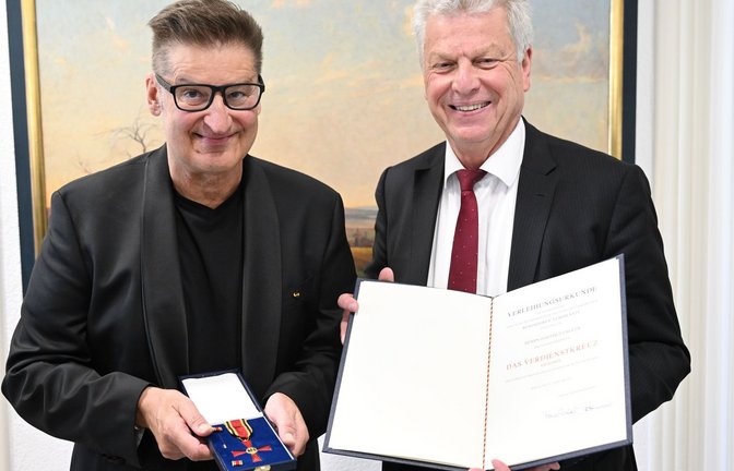 Hartmut Engler (links) und der Oberbürgermeister von Bietigheim-Bissingen, Jürgen Kessing mit dem Bundesverdienstkreuz und der dazugehörigen Urkunde.<span class='image-autor'>Foto: Franziska Kraufmann/dpa/Franziska Kraufmann</span>