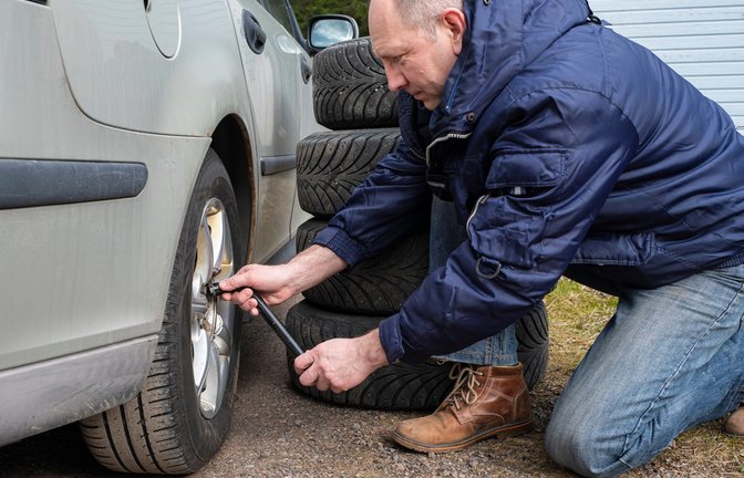 Kann man die Reifen auch auf öffentlichen Parkplätzen wechseln?<span class='image-autor'>Foto: BORISENKOFF / shutterstock.com</span>