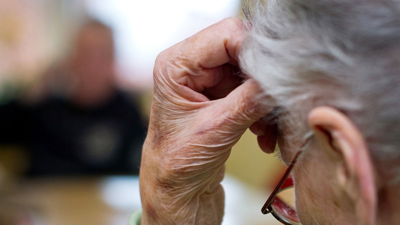 Die Diagnose Alzheimer kann das Leben einer ganzen Familie durcheinanderbringen. Gesten und Nähe helfen im Umgang mit Betroffenen.Foto: dpa/Patrick Pleul Die Diagnose Alzheimer kann das Leben einer ganzen Familie durcheinanderbringen. Gesten und Nähe helfen im Umgang mit Betroffenen.Foto: dpa/Patrick Pleul