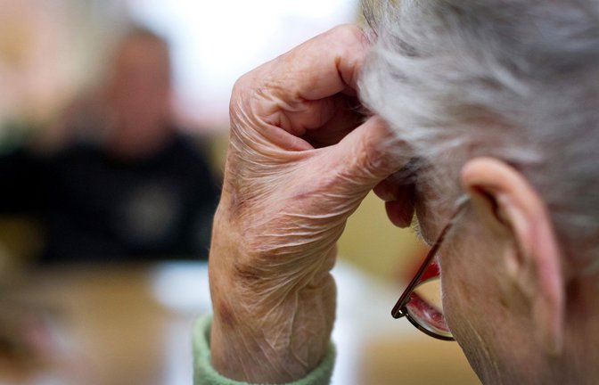 Die Diagnose Alzheimer kann das Leben einer ganzen Familie durcheinanderbringen. Gesten und Nähe helfen im Umgang mit Betroffenen.<span class='image-autor'>Foto: dpa/Patrick Pleul</span>
