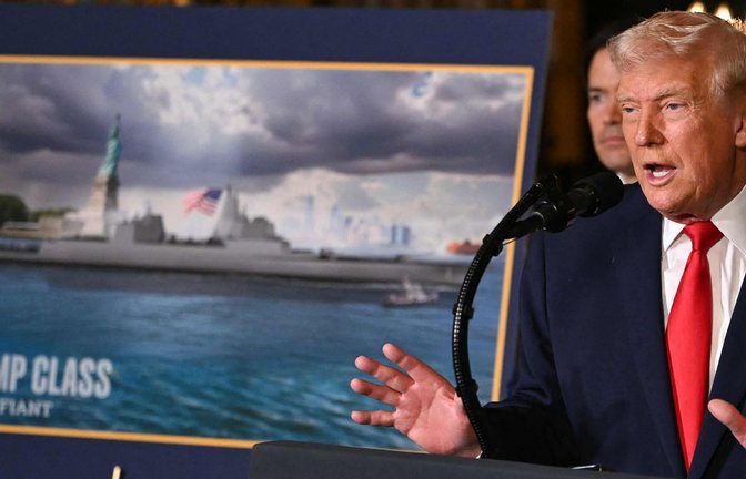 Donald Trump bei der Verkündung der Pläne zum Bau neuer Kriegsschiffe.<span class='image-autor'>Foto: AFP/ANDREW CABALLERO-REYNOLDS</span>
