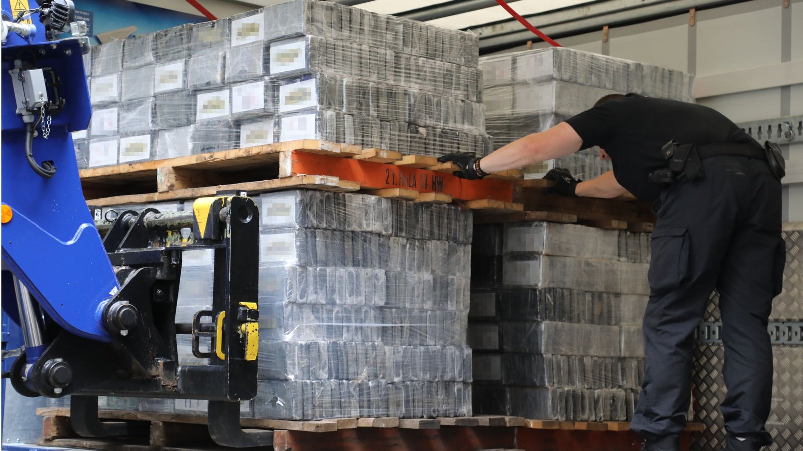 Abtransport in Stuttgart in Richtung Verbrennungsanlage.Foto: LKA/Baden-Württemberg