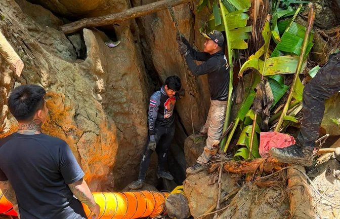 Der Zugang zu der Höhle ist extrem eng.<span class='image-autor'>Foto: Uncredited/Metta Tham Rescue Kalasin/AP/dpa</span>