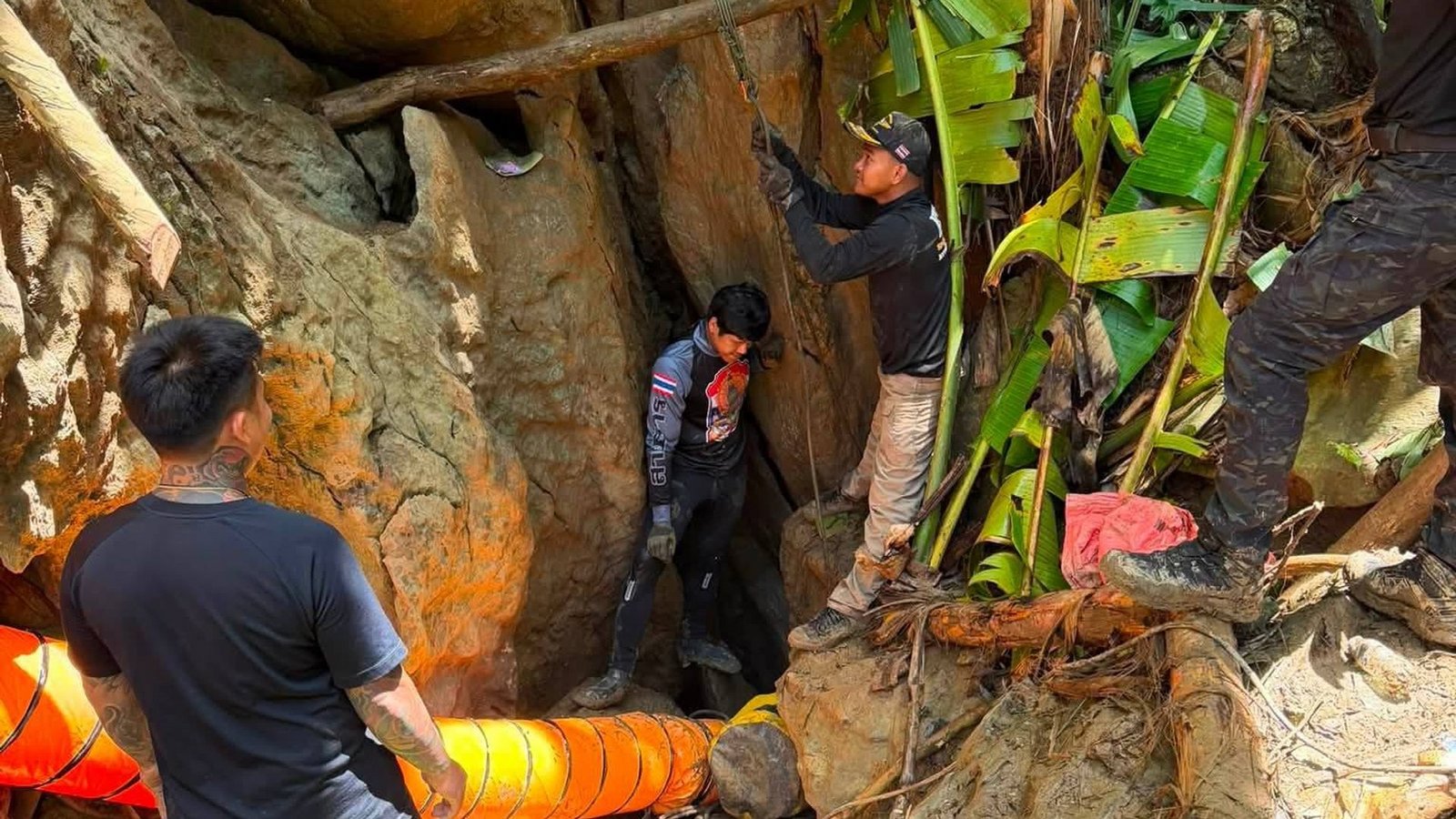 Der Zugang zu der Höhle ist extrem eng.Foto: Uncredited/Metta Tham Rescue Kalasin/AP/dpa