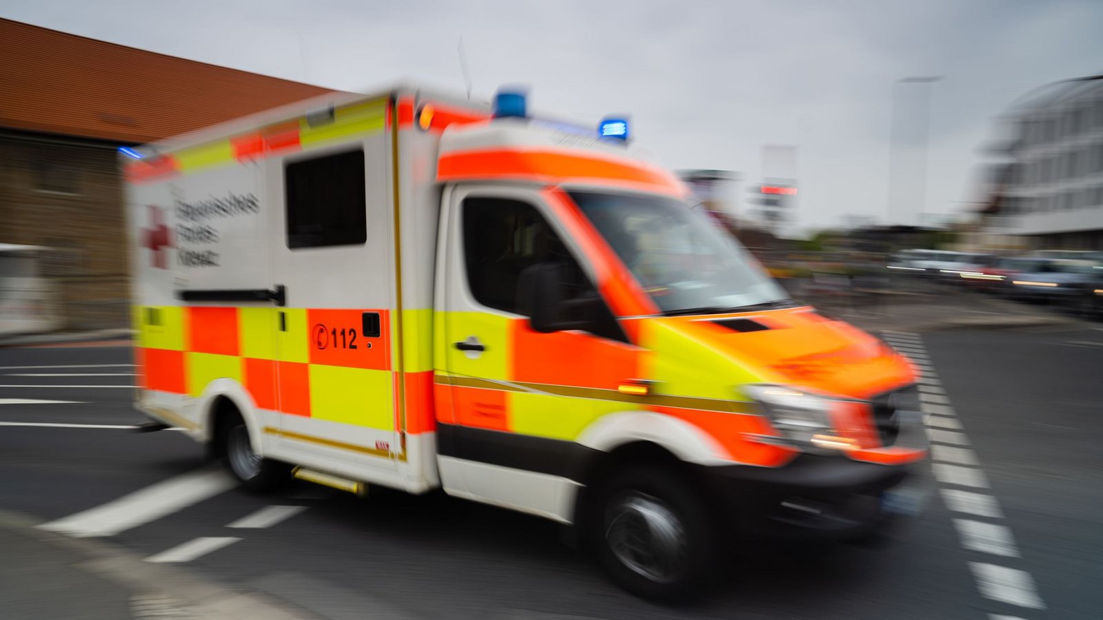 Das Kind erlitt in dem Krankenfahrzeug tödliche Verletzungen und starb an der Unfallstelle. (Symbolbild)Foto: Nicolas Armer/dpa
