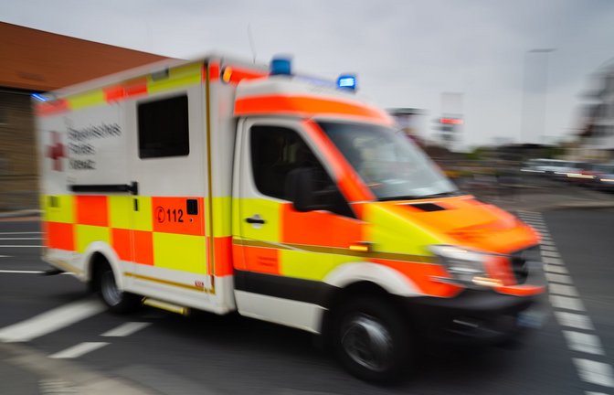 Das Kind erlitt in dem Krankenfahrzeug tödliche Verletzungen und starb an der Unfallstelle. (Symbolbild)<span class='image-autor'>Foto: Nicolas Armer/dpa</span>