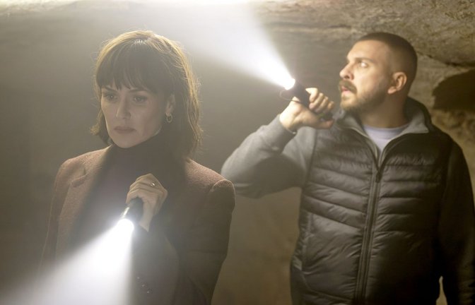 Azadi (Melika Foroutan) und Kulina (Edin Hasanovic) tappen in ihrem Fall zunächst im Dunkeln.<span class='image-autor'>Foto: HR/Sommerhaus/Tatiana Vdovenko</span>