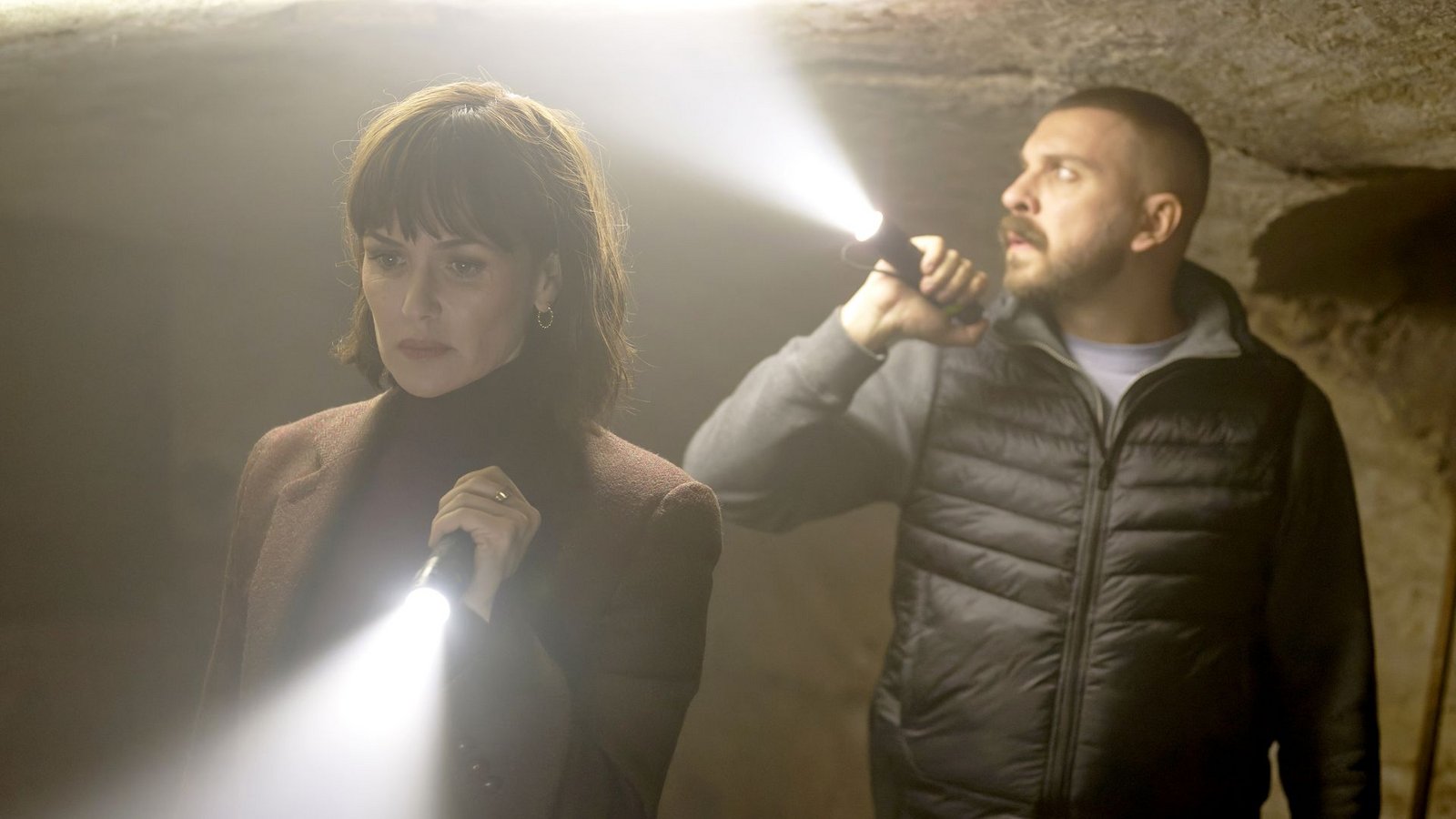 Azadi (Melika Foroutan) und Kulina (Edin Hasanovic) tappen in ihrem Fall zunächst im Dunkeln.Foto: HR/Sommerhaus/Tatiana Vdovenko Azadi (Melika Foroutan) und Kulina (Edin Hasanovic) tappen in ihrem Fall zunächst im Dunkeln.Foto: HR/Sommerhaus/Tatiana Vdovenko