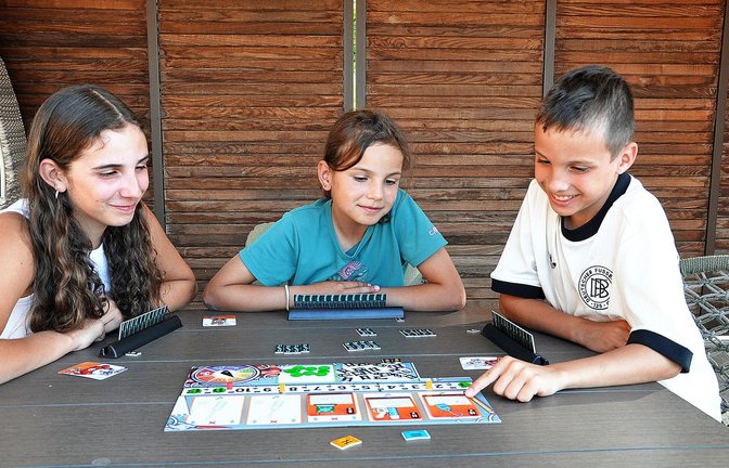 Bei dem Spiel „Bomb Busters“ müssen die Spielenden gleiche Kabelplättchen finden, um eine Bombe zu entschärfen.<span class='image-autor'>Foto: Tanja Liebmann-Décombe</span>