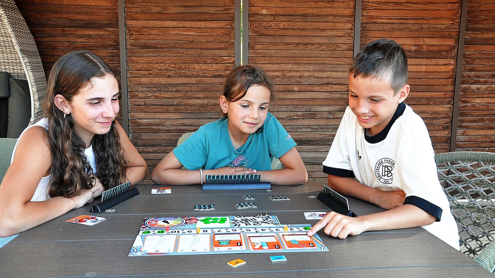Bei dem Spiel „Bomb Busters“ müssen die Spielenden gleiche Kabelplättchen finden, um eine Bombe zu entschärfen.Foto: Tanja Liebmann-Décombe Bei dem Spiel „Bomb Busters“ müssen die Spielenden gleiche Kabelplättchen finden, um eine Bombe zu entschärfen.Foto: Tanja Liebmann-Décombe