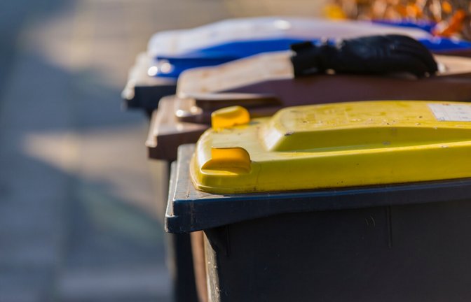 Bis wann Mülltonnen bereitzustellen sind, ist meist klar geregelt. Ab wann man Mülltonnen rausstellen darf, erfahren Sie hier.<span class='image-autor'>Foto: Breitformat / Shutterstock.com</span>