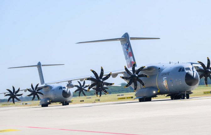 Zwei Airbus A400M der Luftwaffe landen zu Beginn des internationalen Luftwaffen-Manövers Air Defender 2023 am Fliegerhorst Wunstorf in der Region Hannover<span class='image-autor'>Foto: dpa/Julian Stratenschulte</span>