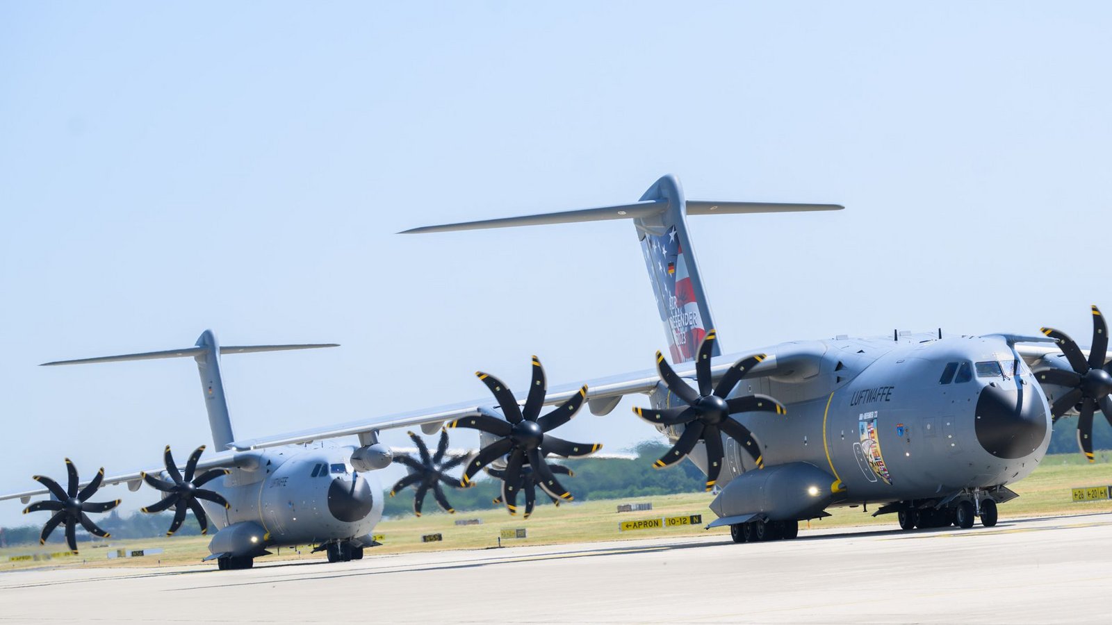 Zwei Airbus A400M der Luftwaffe landen zu Beginn des internationalen Luftwaffen-Manövers Air Defender 2023 am Fliegerhorst Wunstorf in der Region HannoverFoto: dpa/Julian Stratenschulte Zwei Airbus A400M der Luftwaffe landen zu Beginn des internationalen Luftwaffen-Manövers Air Defender 2023 am Fliegerhorst Wunstorf in der Region HannoverFoto: dpa/Julian Stratenschulte