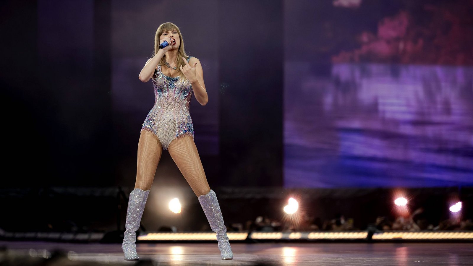 Taylor Swift sorgt für ausverkaufte Stadien, wie hier in Amsterdam: Fans in Europa hoffen noch auf ein Last-Minute-Ticket.Foto: IMAGO/ANP/IMAGO/Robin van Lonkhuijsen Taylor Swift sorgt für ausverkaufte Stadien, wie hier in Amsterdam: Fans in Europa hoffen noch auf ein Last-Minute-Ticket.Foto: IMAGO/ANP/IMAGO/Robin van Lonkhuijsen