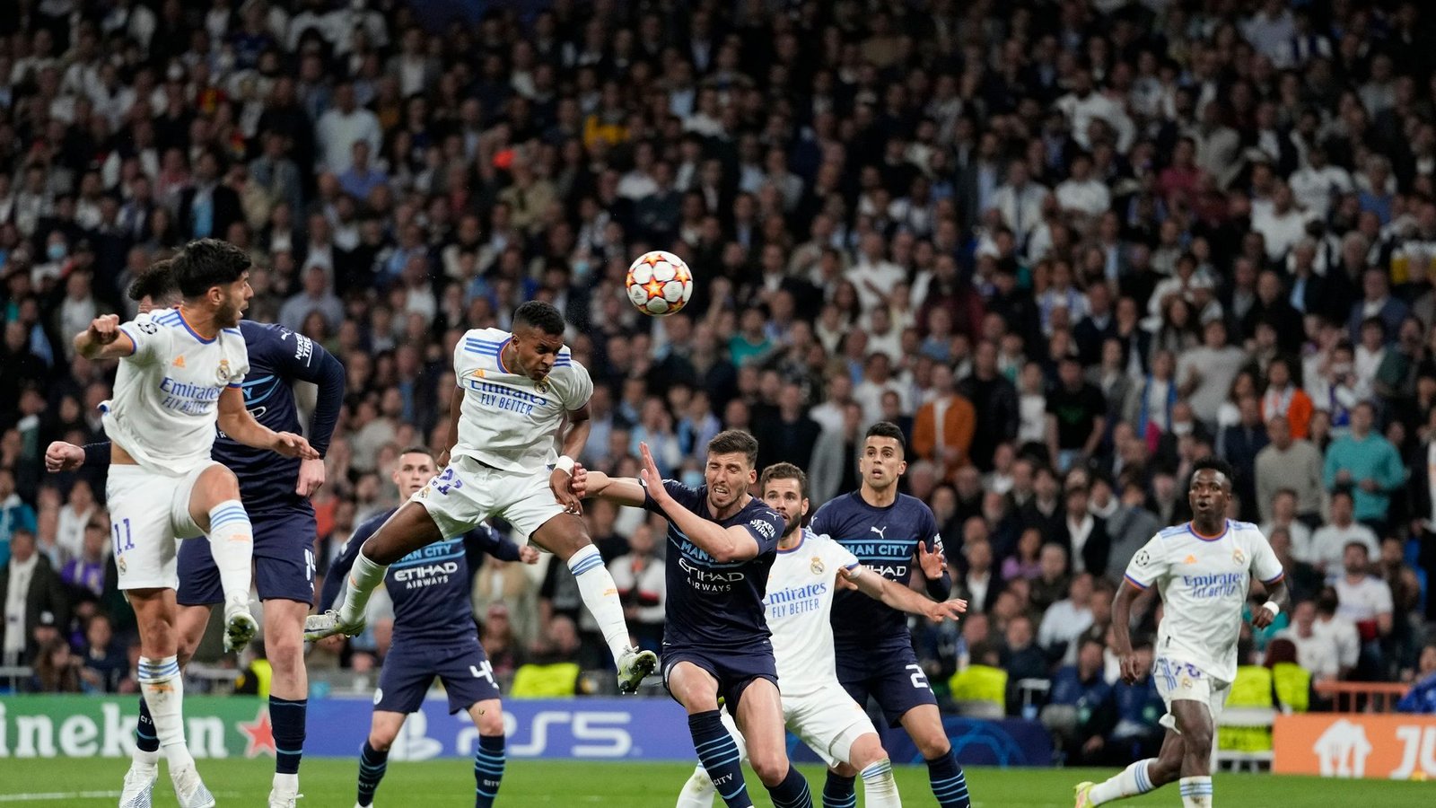 Rodrygo (M) von Real Madrid erzielt das zweite Tor seiner Mannschaft gegen Manchester City.Foto: Bernat Armangue/AP/dpa