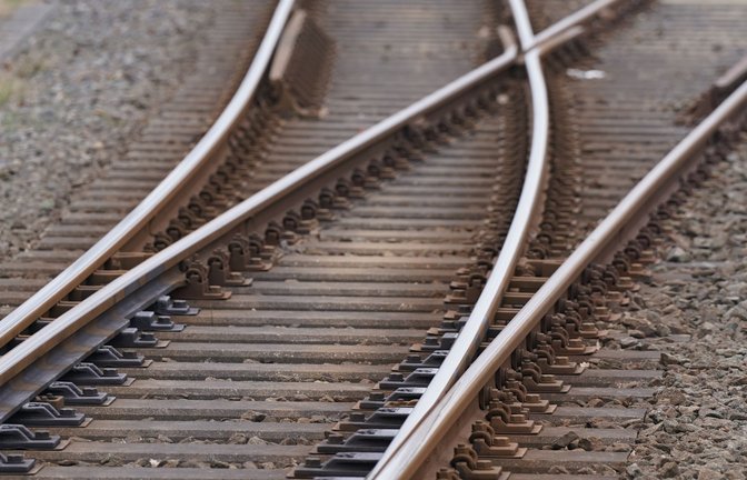 Im Fernverkehr werden wegen des Brandes Züge umgeleitet. (Symbolbild)<span class='image-autor'>Foto: Marcus Brandt/dpa</span>