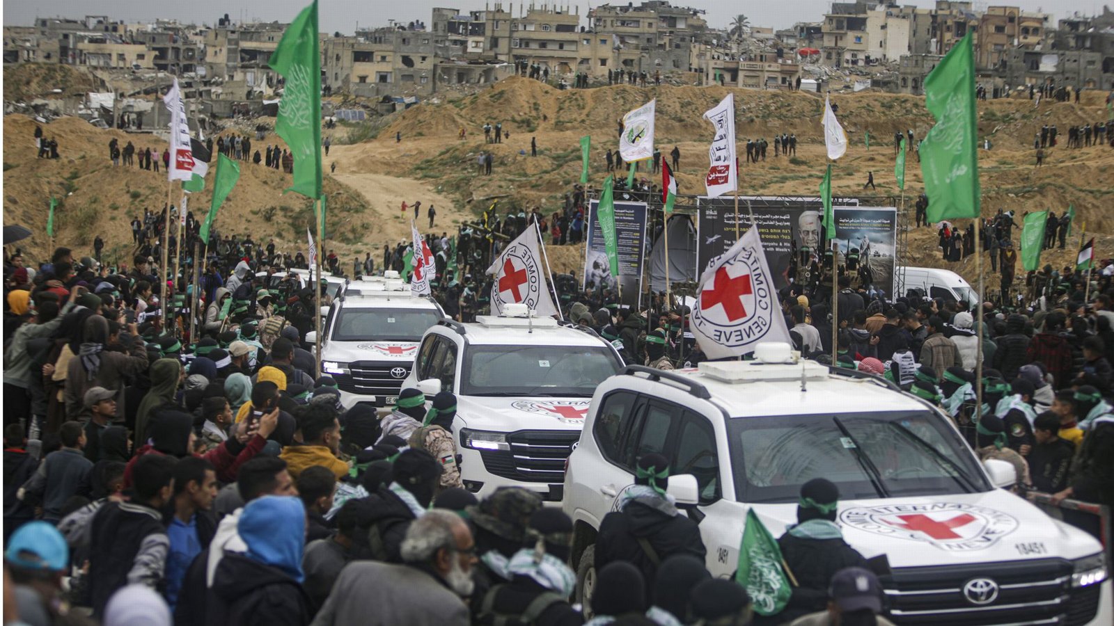 Palästinenser umringen Fahrzeuge des Roten Kreuzes nach der Annahme von vier israelischen Geiseln aus den Händen der Terrororganisation Hamas.Foto: dpa/Jehad Alshrafi Palästinenser umringen Fahrzeuge des Roten Kreuzes nach der Annahme von vier israelischen Geiseln aus den Händen der Terrororganisation Hamas.Foto: dpa/Jehad Alshrafi
