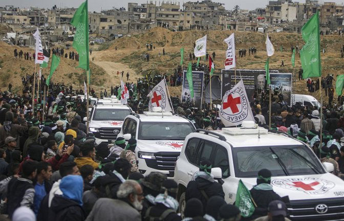 Palästinenser umringen Fahrzeuge des Roten Kreuzes nach der Annahme von vier israelischen Geiseln aus den Händen der Terrororganisation Hamas.<span class='image-autor'>Foto: dpa/Jehad Alshrafi</span>