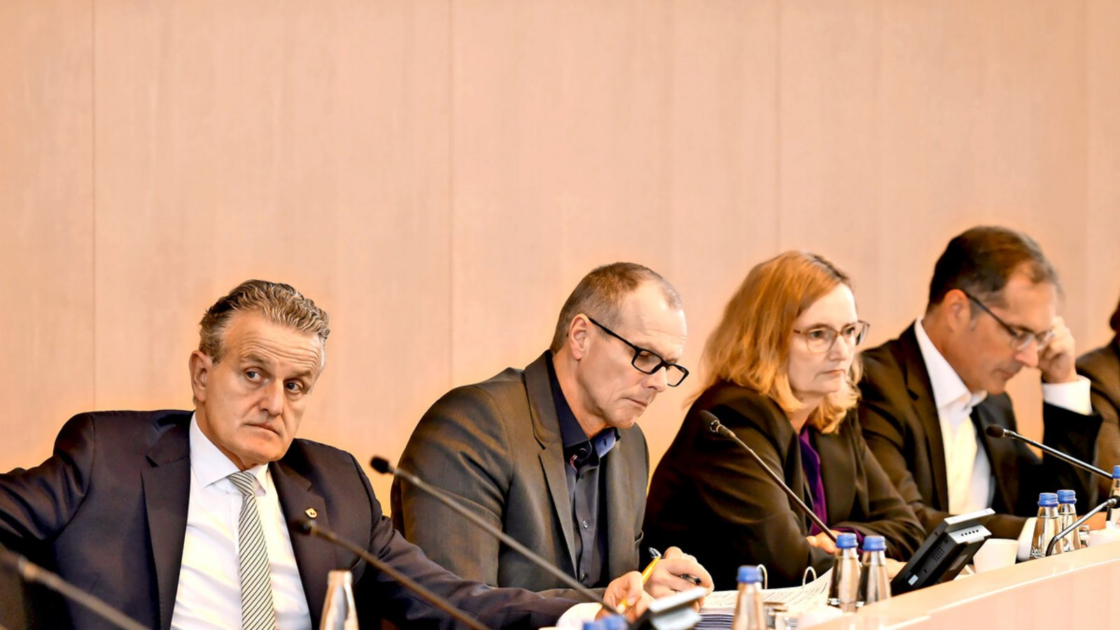 Weniger Geld für die Bürgermeister? OB Frank Nopper (li.) hatte im März 2023 für eine Erhöhung der Entschädigung gesorgt.Foto: Lg/Max Kovalenko Weniger Geld für die Bürgermeister? OB Frank Nopper (li.) hatte im März 2023 für eine Erhöhung der Entschädigung gesorgt.Foto: Lg/Max Kovalenko