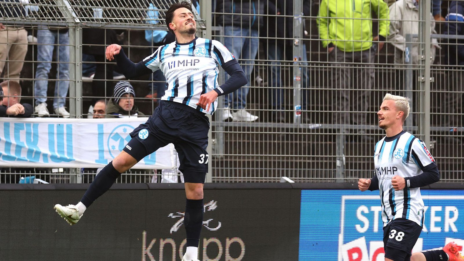 Doppeltorschütze Flamur Berisha jubelt.Foto: Baumann/Alexander Keppler Doppeltorschütze Flamur Berisha jubelt.Foto: Baumann/Alexander Keppler