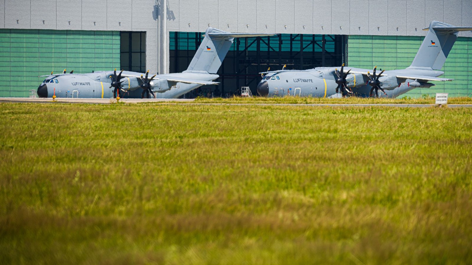 Der A400M kann laut Bundesregierung bis zu 16 Tonnen Material und Personal transportieren.Foto: Moritz Frankenberg/dpa