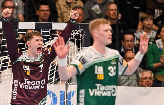 Matchwinner Julian Buchele (li.) und Kapitän Ymir Gislason: Frisch Auf fährt den Heimsieg ein.<span class='image-autor'>Foto: IMAGO/DeFodi Images</span>