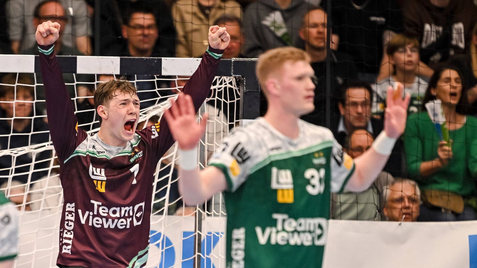 Matchwinner Julian Buchele (li.) und Kapitän Ymir Gislason: Frisch Auf fährt den Heimsieg ein.Foto: IMAGO/DeFodi Images Matchwinner Julian Buchele (li.) und Kapitän Ymir Gislason: Frisch Auf fährt den Heimsieg ein.Foto: IMAGO/DeFodi Images