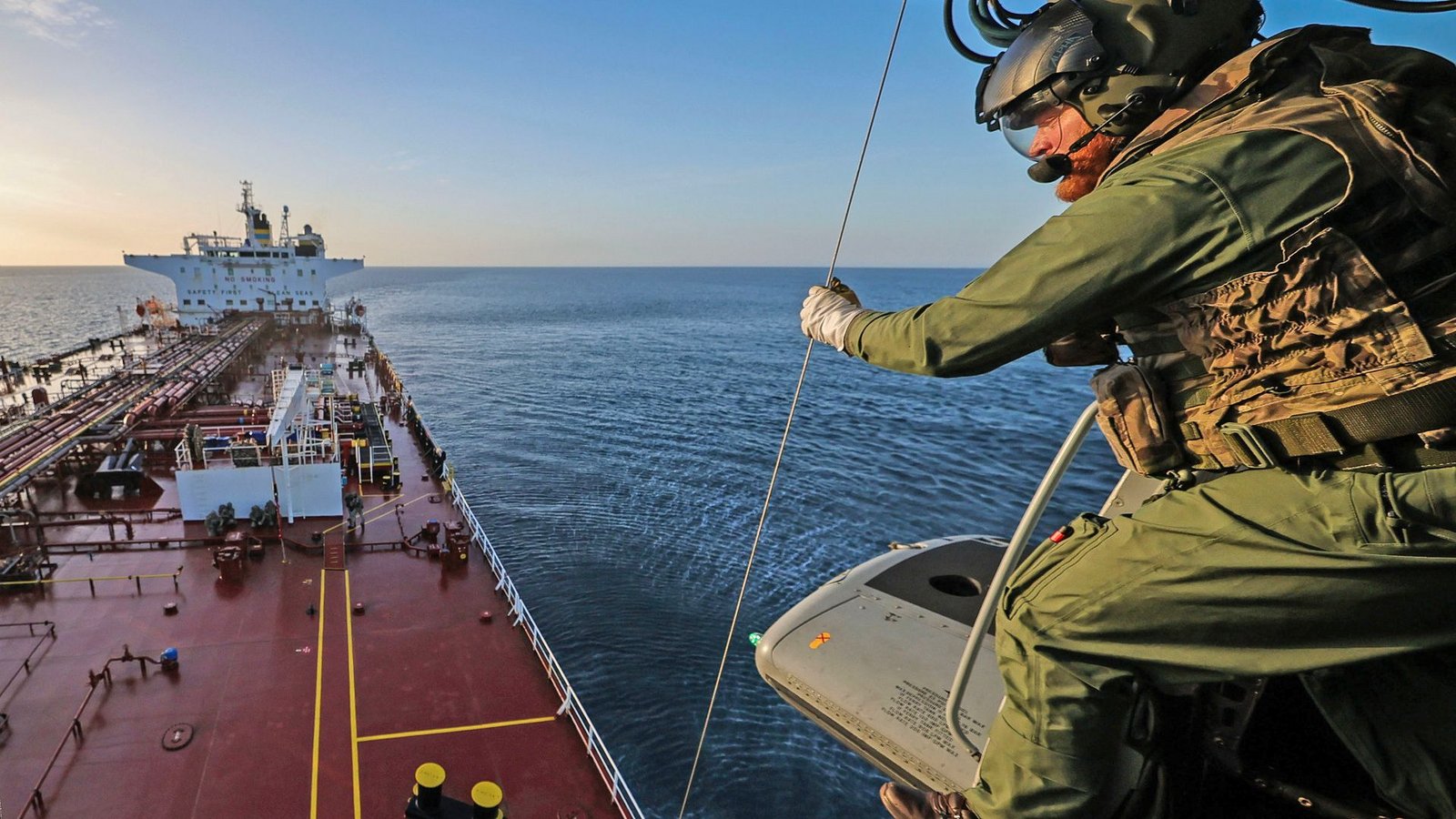 Britische Streitkräfte haben ein Schiff geentert, das zur russischen Schattenflotte gehören soll. (Handout)Foto: Lphot Hutchins/MoD Crown copyright/PA Wire/dpa
