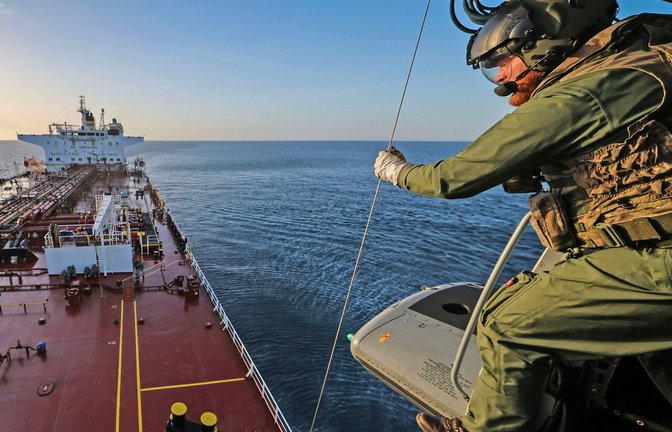 Britische Streitkräfte haben ein Schiff geentert, das zur russischen Schattenflotte gehören soll. (Handout)<span class='image-autor'>Foto: Lphot Hutchins/MoD Crown copyright/PA Wire/dpa</span>