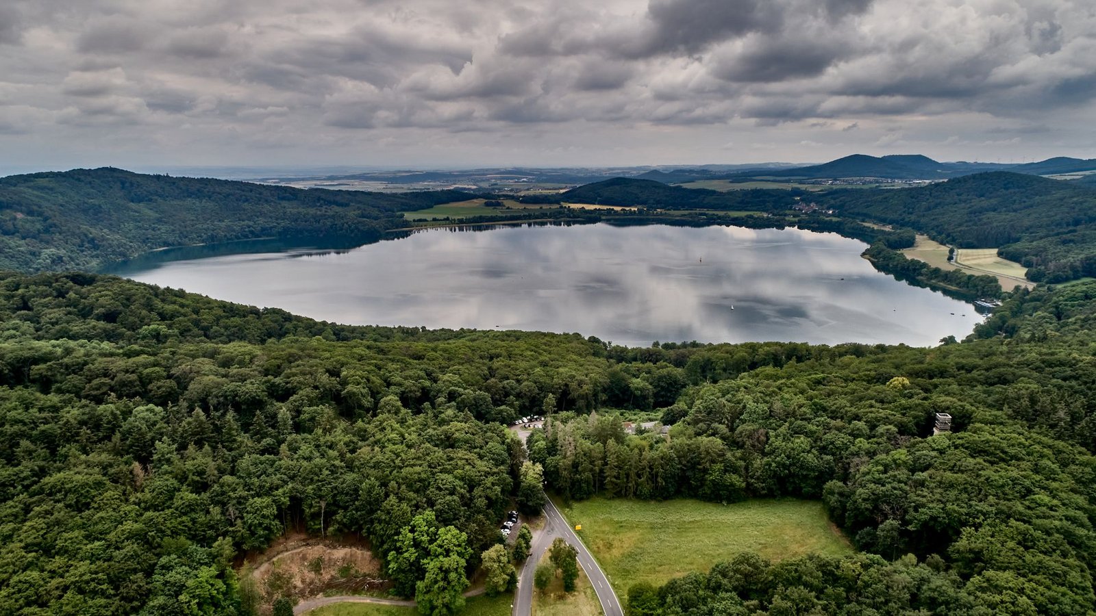 Der Lacher See bei Wassenach: Der Eifel-Vulkanismus ist noch aktiv.Foto: dpa/Thomas Frey