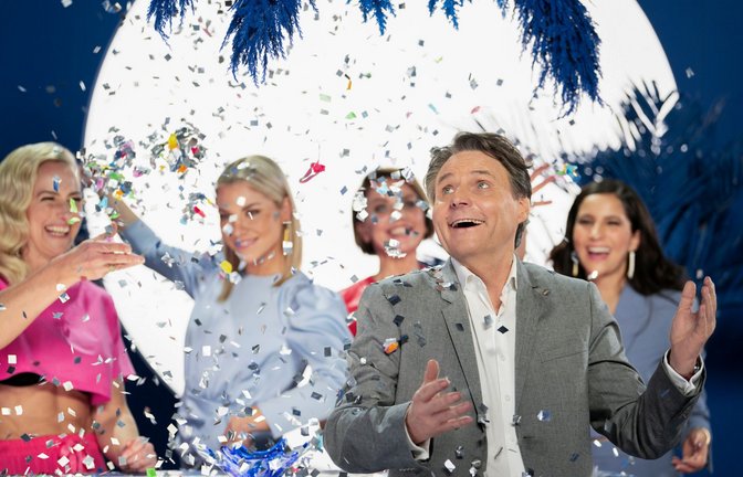 Wolfgang Bahro (hier vorne im Bild) spielt in „Gute Zeiten, schlechte Zeiten“ seit Jahrzehnten die Figur  Jo Gerner.<span class='image-autor'>Foto: RTL / Pascal Bünning</span>