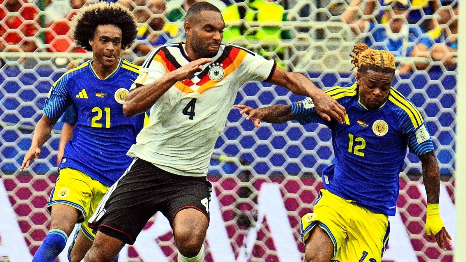 Am deutschen Nationalspieler Jonathan Tah (Mitte) gibt es kein Vorbeikommen.Foto: IMAGO/SAM WASSON Am deutschen Nationalspieler Jonathan Tah (Mitte) gibt es kein Vorbeikommen.Foto: IMAGO/SAM WASSON