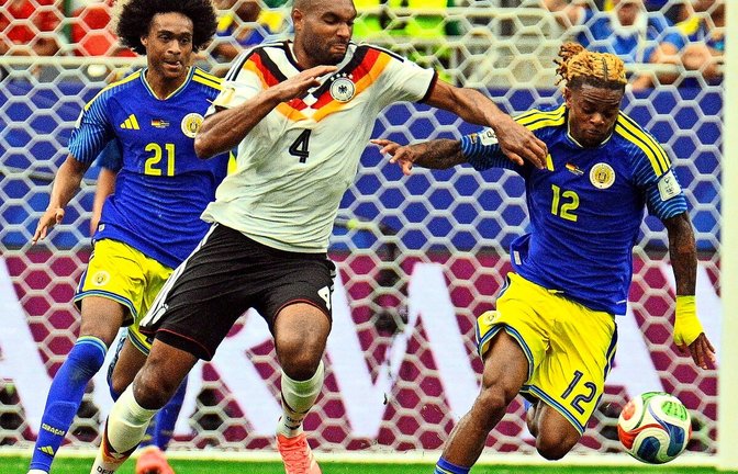 Am deutschen Nationalspieler Jonathan Tah (Mitte) gibt es kein Vorbeikommen.<span class='image-autor'>Foto: IMAGO/SAM WASSON</span>