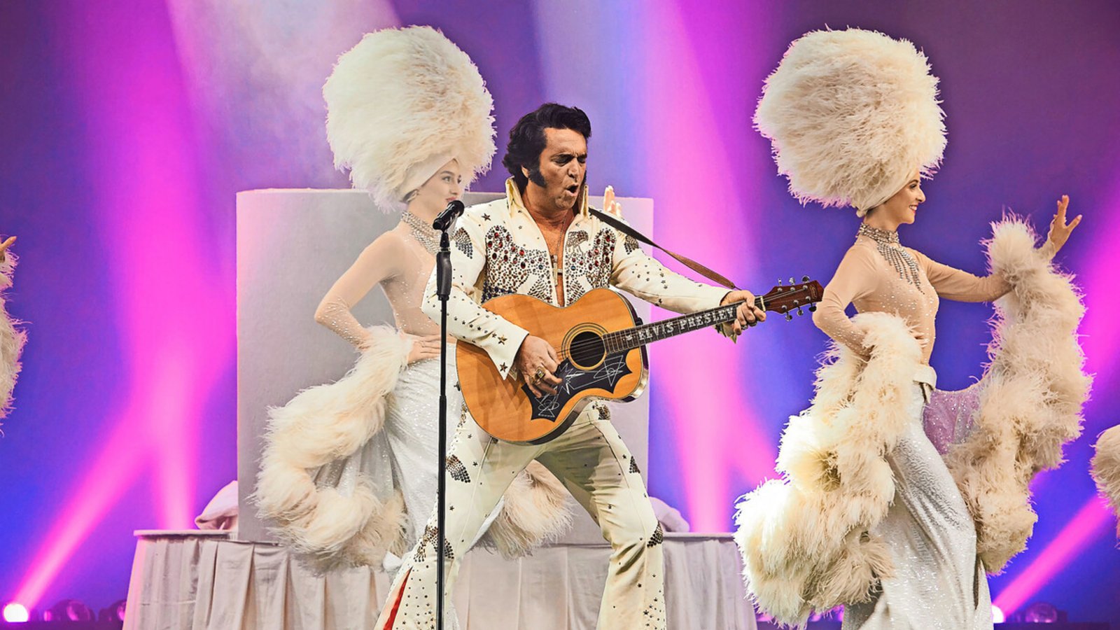 Nils Strassburg ist einer der besten Elvis Presley-Interpreten – das zeigt er auch in „Legendary: Elvis“Foto: Friedrichsbau-Varieté Nils Strassburg ist einer der besten Elvis Presley-Interpreten – das zeigt er auch in „Legendary: Elvis“Foto: Friedrichsbau-Varieté