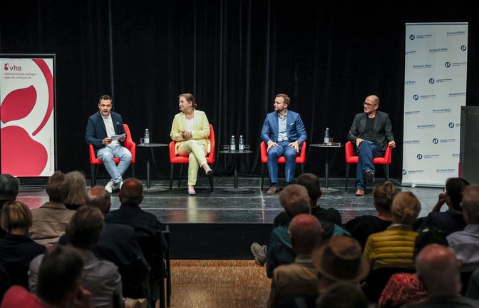 Vor fast vollen Reihen diskutierten (von rechts) Mafia-Experte Sandro Mattioli, Dominic Zimmermann vom LKA, die FDP-Politikerin Julia Goll und Moderator Stefan Orner darüber, wie die Mafia in Baden-Württemberg gestoppt werden kann.<span class='image-autor'>Foto: Lichtgut/Christoph Schmidt</span>