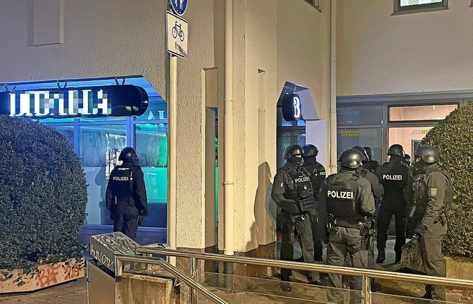Polizei zeigt Präsenz: Razzia im Januar 2024 am damaligen Szenetreff der Vaihinger Gruppierung.<span class='image-autor'>Foto: Franz Feyder</span>