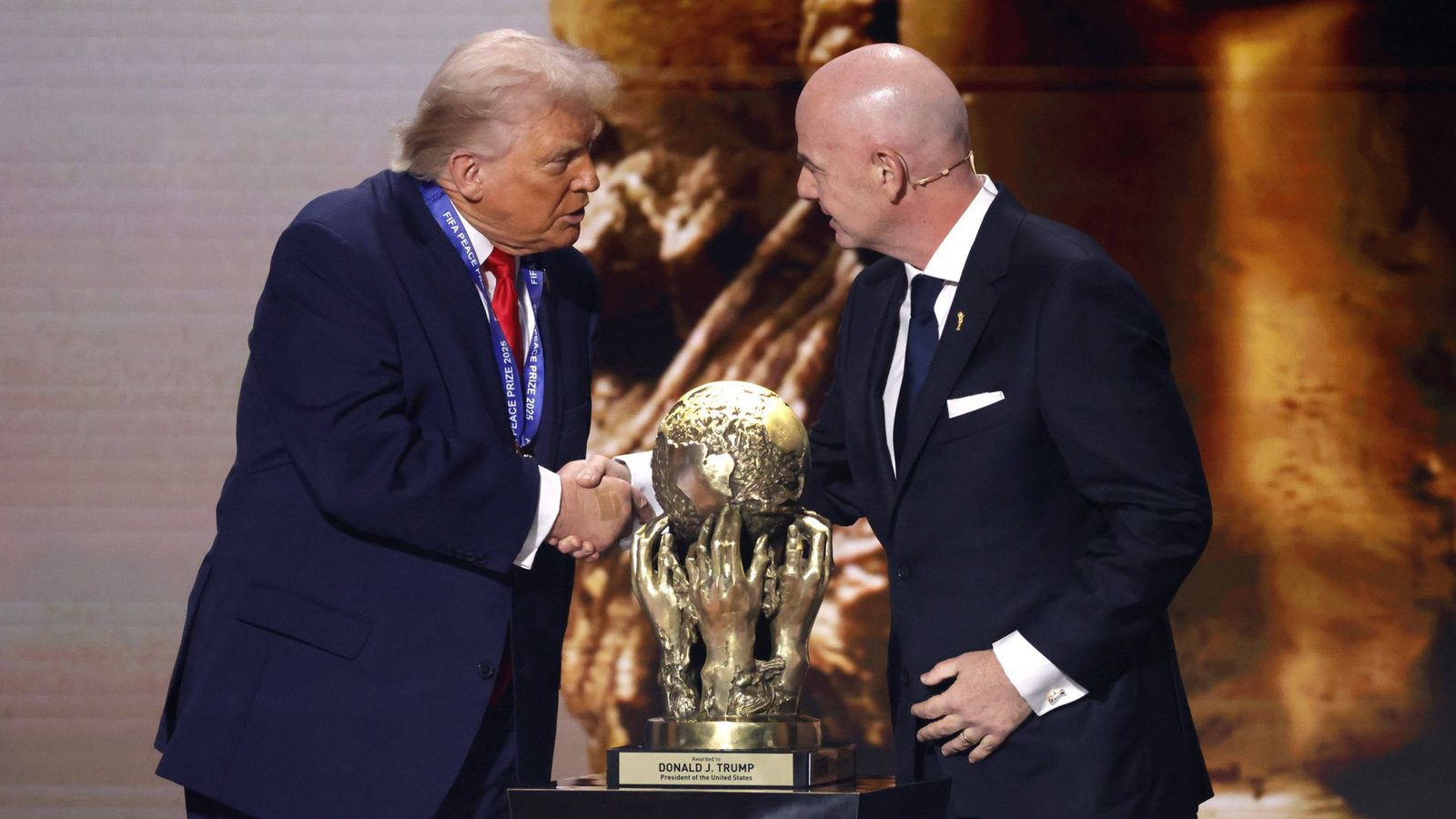 Die Verleihung des Friedenspreises an Donald Trump (l.) hatte für Aufsehen gesorgt. Am FIFA-Boss Infantino gibt es deshalb Kritik (Archivfoto).Foto: IMAGO/Imagn Images/IMAGO/Amber Searls