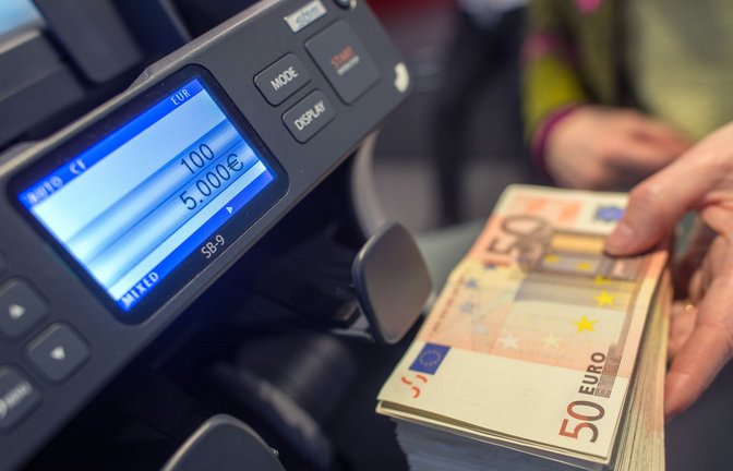Mit einem Küchenmesser wollte der Mann die Mitarbeiterin zur Herausgabe des Geldes bewegen (Symbolbild)<span class='image-autor'>Foto: dpa/Matthias Balk</span>