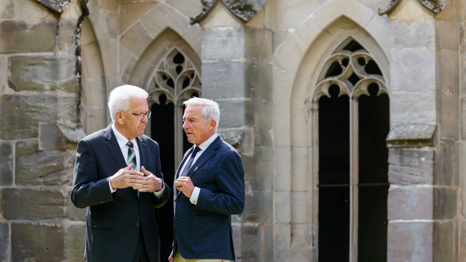Ministerpräsident Winfried Kretschmann (Grüne) und sein Vize Thomas Strobl (CDU) im vertraulichen Gespräch an einem herbstlichen Tag auf dem Gelände des Klosters Bebenhausen bei Tübingen.Foto: imago//Arnulf Hettrich