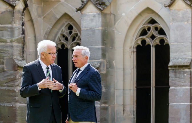 Ministerpräsident Winfried Kretschmann (Grüne) und sein Vize Thomas Strobl (CDU) im vertraulichen Gespräch an einem herbstlichen Tag auf dem Gelände des Klosters Bebenhausen bei Tübingen.<span class='image-autor'>Foto: imago//Arnulf Hettrich</span>