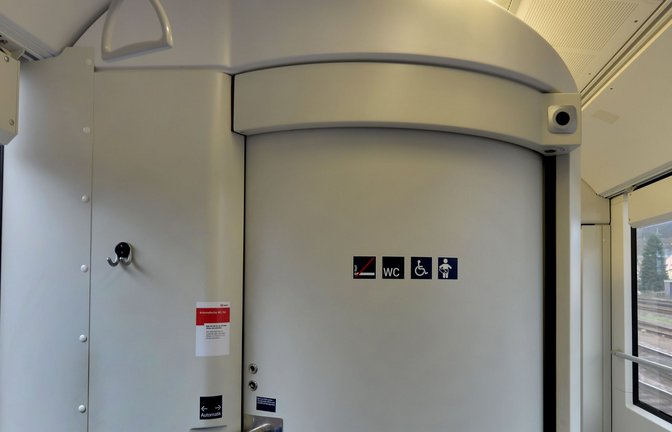 Ein 56-Jähriger urinierte am Sonntag in einem Zug nach Biberach gegen eine verschlossene Toilettentür. (Symbolbild)<span class='image-autor'>Foto: dpa/Haralt Tittel</span>