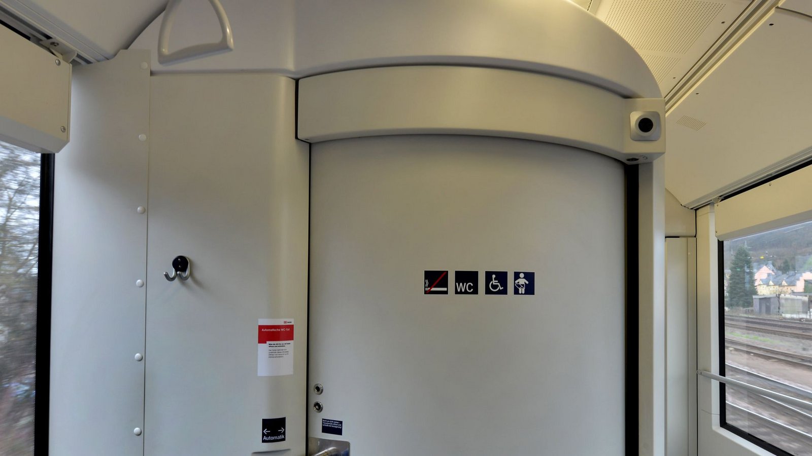Ein 56-Jähriger urinierte am Sonntag in einem Zug nach Biberach gegen eine verschlossene Toilettentür. (Symbolbild)Foto: dpa/Haralt Tittel