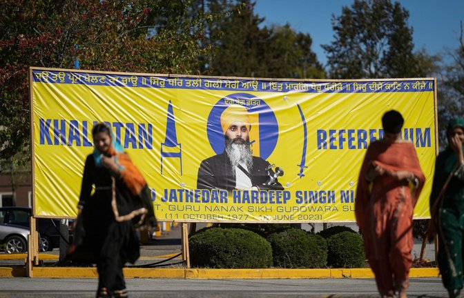 Ein Banner mit dem Abbild des getöteten Hardeep Singh Nijjar ist vor einem Sikh-Kulturzentrum im kanadischen Surrey aufgestellt. Der Fall belastet das Verhältnis zwischen Kanada und Indien.<span class='image-autor'>Foto: DARRYL DYCK/The Canadian Press/AP/dpa</span>