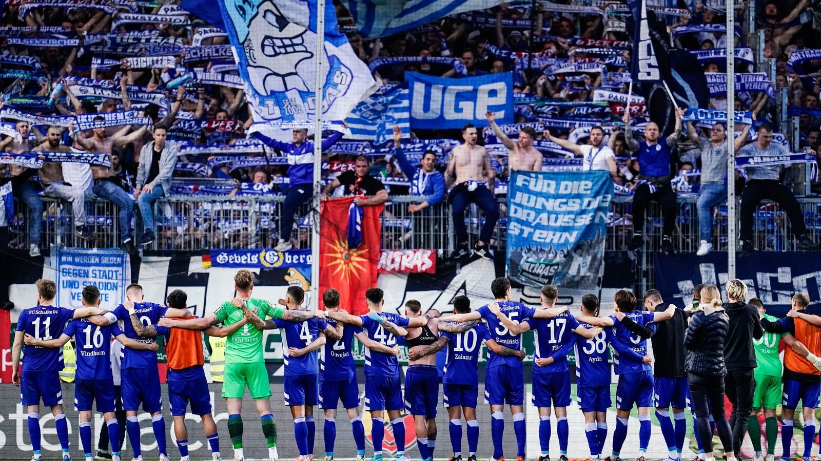 Die Spieler des FC Schalke 04 jubeln mit ihren mitgereisten Fans.Foto: Uwe Anspach/dpa