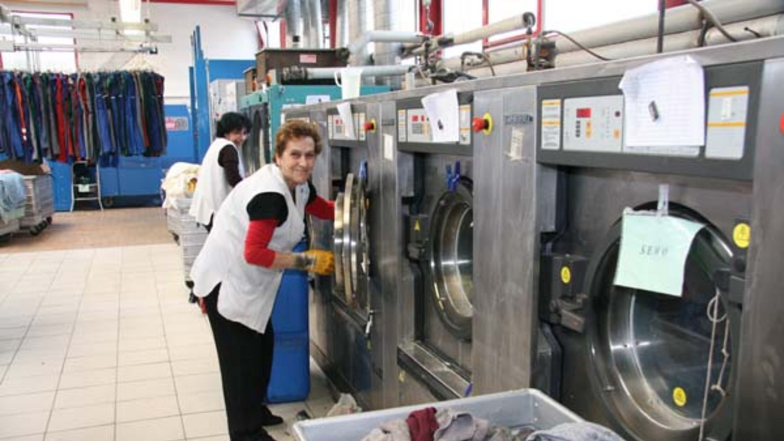 Mitarbeiterinnen an den "kleinen" Waschmaschinen. Foto: Rücker