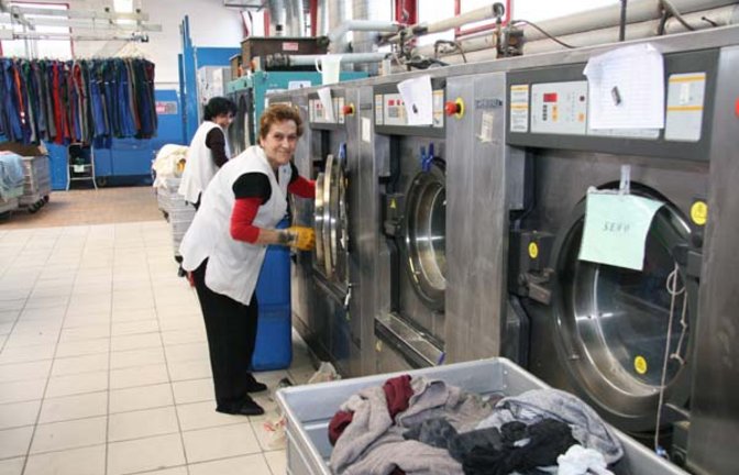 Mitarbeiterinnen an den "kleinen" Waschmaschinen. Foto: Rücker
