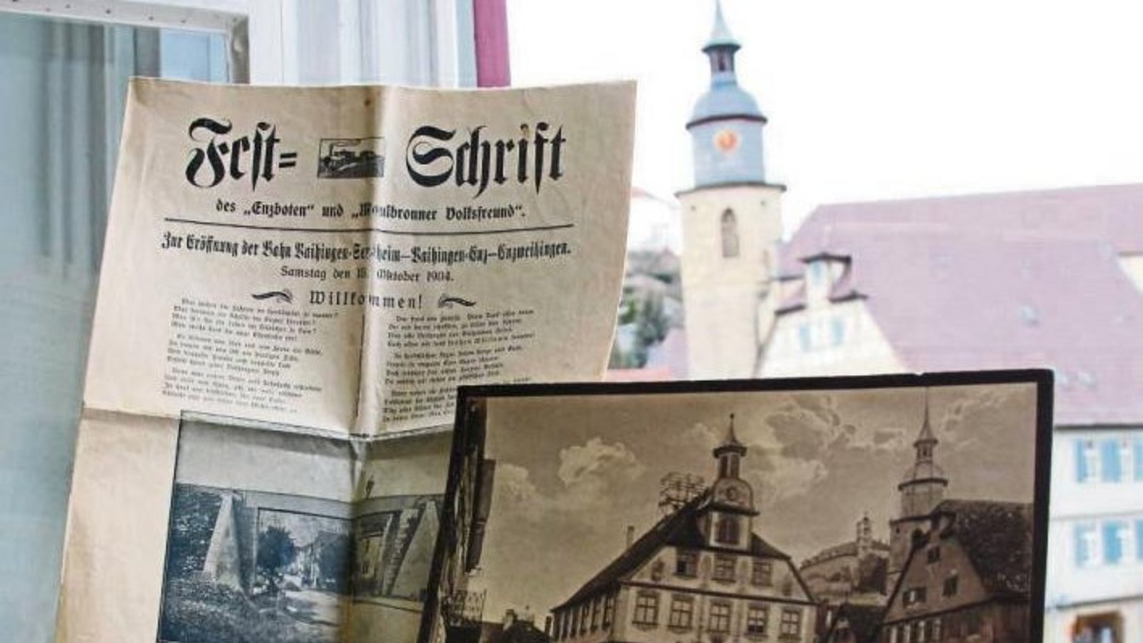 Dr. Helmut Schmid aus Knittlingen hat beim Ausmisten eine Festschrift des Enzboten und des Maulbronner Volksfreunds zur „Eröffnung der Bahn Vaihingen-Sersheim-Vaihingen Enz-Enzweihingen“ vom 15. Oktober 1904 gefunden sowie ein Bild des Vaihinger Marktplat Dr. Helmut Schmid aus Knittlingen hat beim Ausmisten eine Festschrift des Enzboten und des Maulbronner Volksfreunds zur „Eröffnung der Bahn Vaihingen-Sersheim-Vaihingen Enz-Enzweihingen“ vom 15. Oktober 1904 gefunden sowie ein Bild des Vaihinger Marktplat