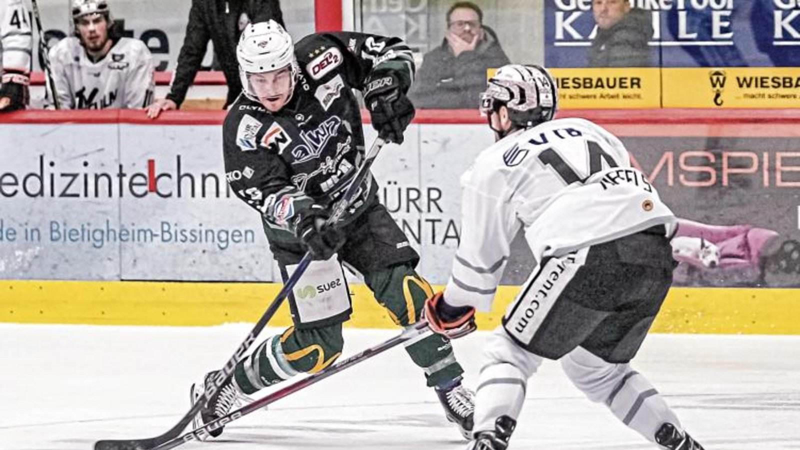 Bietigheims Norman Hauner (links) sorgte mit seinen zwei Treffern zum 3:1 und 4:1 gegen die Löwen Frankfurt für klare Verhältnisse im Spiel gegen die Hessen. Foto: Simecek Bietigheims Norman Hauner (links) sorgte mit seinen zwei Treffern zum 3:1 und 4:1 gegen die Löwen Frankfurt für klare Verhältnisse im Spiel gegen die Hessen. Foto: Simecek